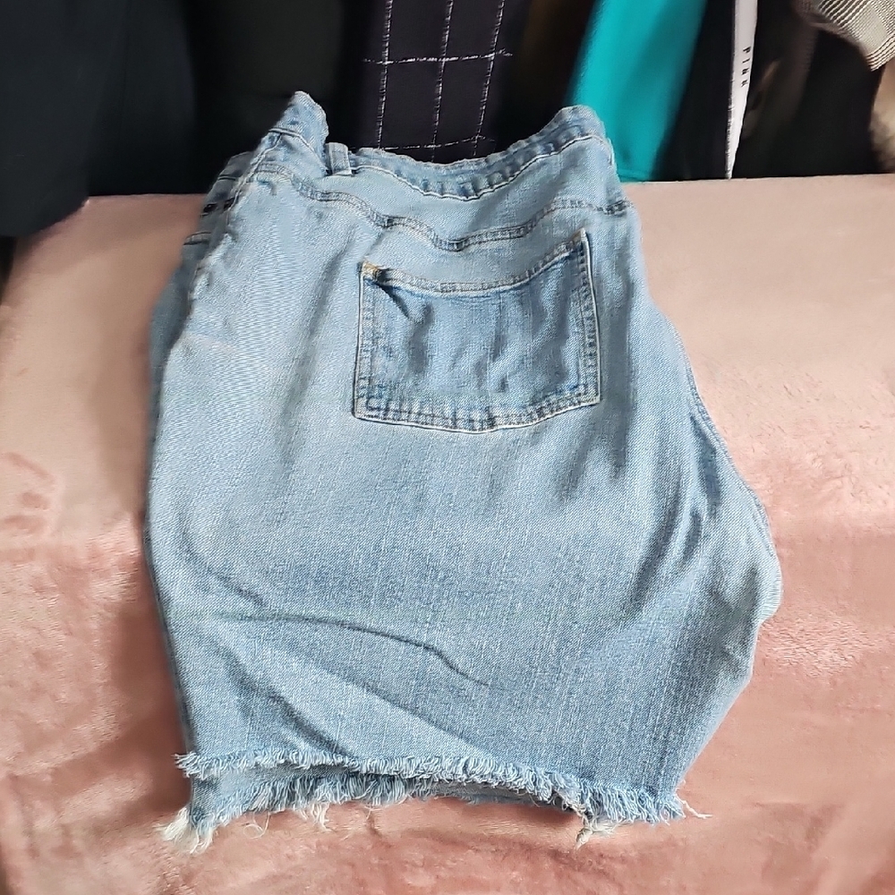 Blue Jean Shorts with Distressed Edges for Casual Wear - Picture 4 of 6